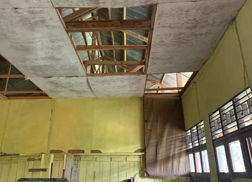 RUSAK PARAH: Kondisi bangunan SDN 60 Dusun Simpang Dangku, Desa Panyaho Dangku, Kecamatan Ngabang yang viral di media sosial beberapa waktu lalu. (ISTIMEWA)