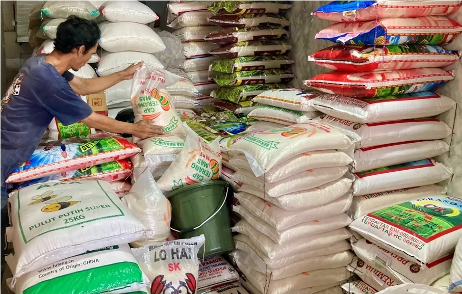 Seorang pedagang sembako di pasar Flamboyan, Pontianak saat menunjukan beras kualitas premium di tokonya. Sebulan terakhir, harga beras tidak menentu sehingga ia pun tak berani ambil untung banyak.