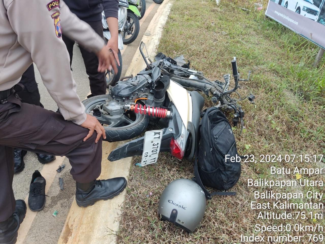 Insiden kecelakaan kembali terjadi di Jalan Sinarmas Boulevard, Perumahan Grand City, Balikpapan, Jumat (23/2/2024) pagi.