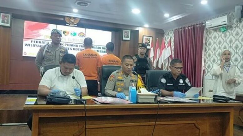 BUDAK NARKOBA : AN dan Hen, pelaku kasus narkotika jenis ganja dan sabu dihadirkan dalam pers release di Mapolres Kobar, Rabu (21/2/2024). (SULISTYO/RADAR PANGKALAN BUN)