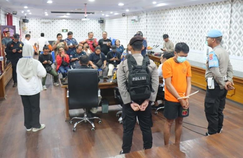 AKHIRNYA DITANGKAP: Pelaku pencabulan, Pr (28) saat dihadirkan dalam rilis pengungkapan kasus pidana di Mapolres Kobar, Rabu (21/2/2024). (Istimewa)