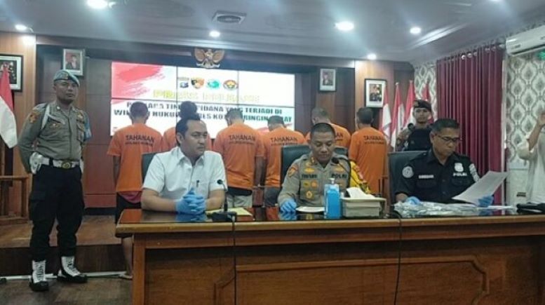 BERI KETERANGAN: Enam orang tersangka pengeroyokan saat dihadirkan dalam pers release di Mapolres Kobar, Rabu (21/2/2024) atas kasus ditemukannya korban meninggal dunia di Pangkalan Bun Park.