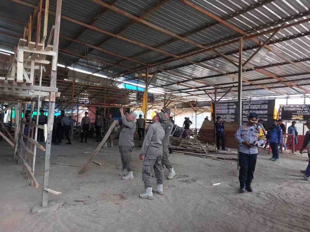 Pembongkaran lokasi perjudian.