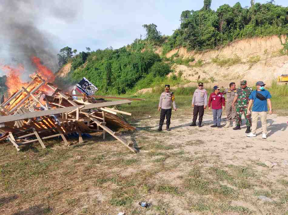 Polres Kukar bersama tim gabungan dari Forkopimcam Loa Janan dan pemerintah menertibkan terduga areal perjudian di Desa Loa Janan Ulu (Elmo/Prokal.co)