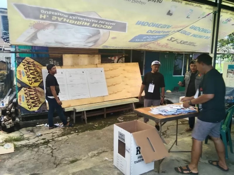 HITUNG SUARA: Petugas KPPS menghitung suara di TPS, Rabu (14/2) pekan lalu di Banjarmasin. KPPS dan Satlinmas telah menerima hak honor mereka.
