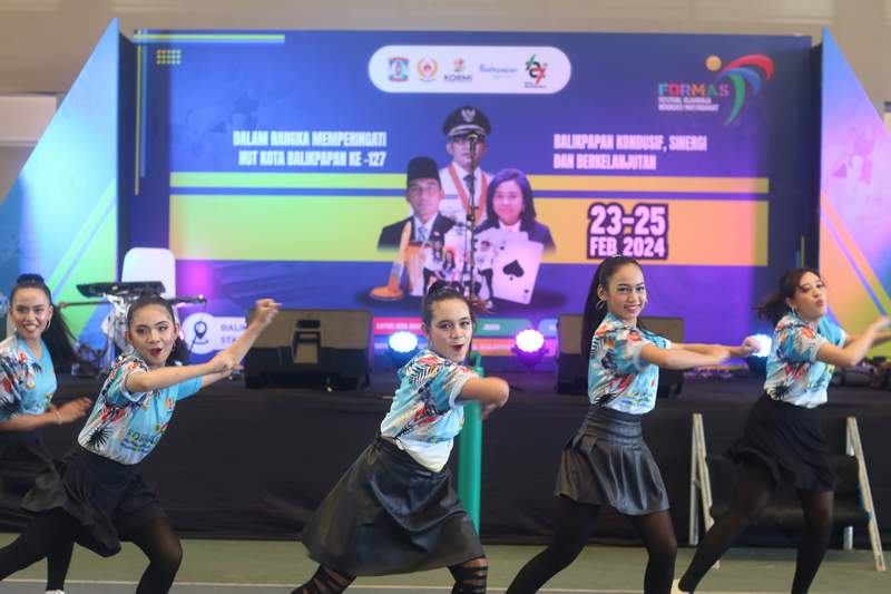 AJAK MASYARAKAT SEHAT: Wali Kota Balikpapan Rahmad Mas&rsquo;ud mencoba kemampuannya dalam memanah. Selain panahan, banyak cabor yang dilombakan dalam Formas 2024 di Balikpapan Tennis Stadium (23-25/2).