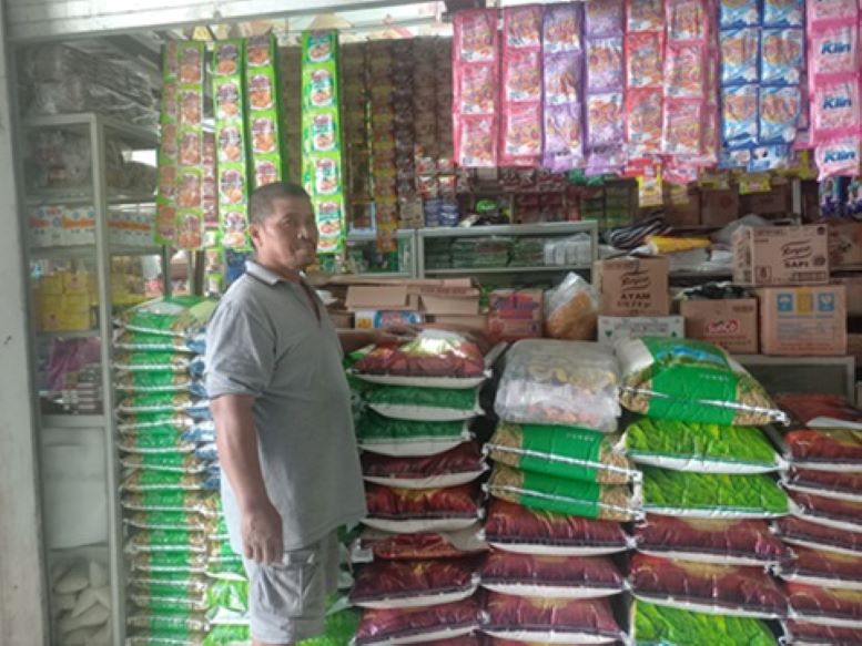 KABAR PASAR : Pedagang sembako di Pasar Saik Kuala Pembuang menunjukkan stok beras di tokonya, Kamis (22/2/2024). (RIFANI DEWANTARA/RADAR SAMPIT)