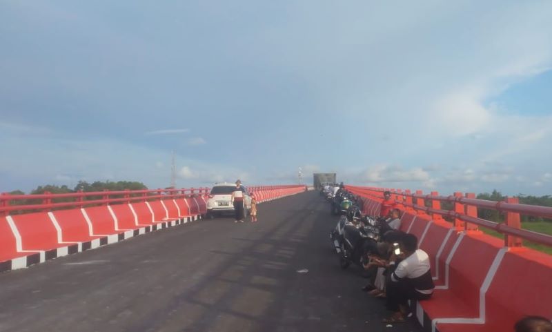 JEMBATAN JELAI: Setiap sore hari nampak warga memanfaatkan jembatan Jelai sebagai tempat bersantai.