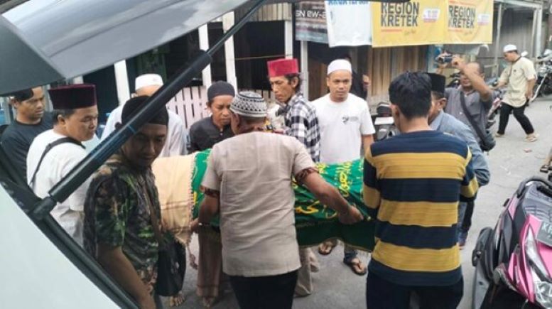 MENINGGAL: Jenazah Ketua KPPS TPS 20 Panarung Fahruroji usai disalatkan di Masjid Luthfillah Rindang Banua, Palangka Raya. (DODI/RADAR SAMPIT)