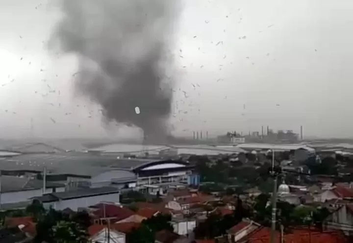 Angin kencang puting beliung melanda wilayah Rancaekek, Kabupaten Bandung dan Kecamatan Jatinangor dan Kecamatan Cimanggung, Kabupaten Sumedang, Rabu (21/2). (Radar Sumedang)