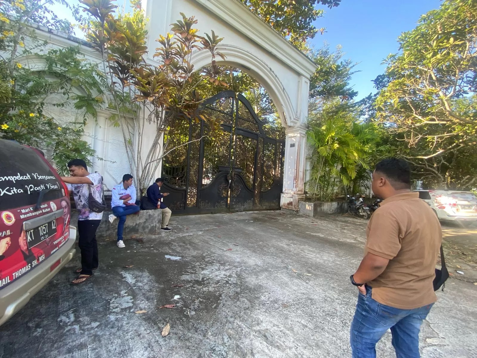 DIGELEDAH KEJAGUNG: Sejumlah awak media hanya diperbolehkan menunggu di luar pagar kediaman mantan Bupati Kubar Ismail Thomas di Kelurahan Barong Tongkok.