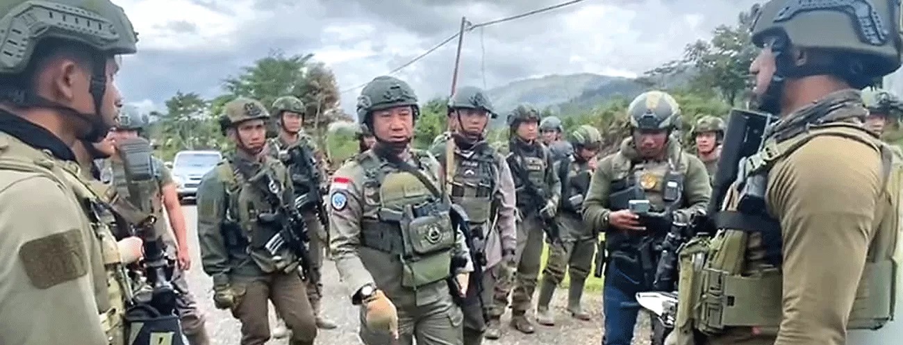 TINDAK TEGAS: Tim Satgas Damai Cartenz melakukan brifing terkait operasi penegakan hukum anggota KST di Pegunungan Bintang Sabtu (30/9). (Satgas Damai Cartenz )