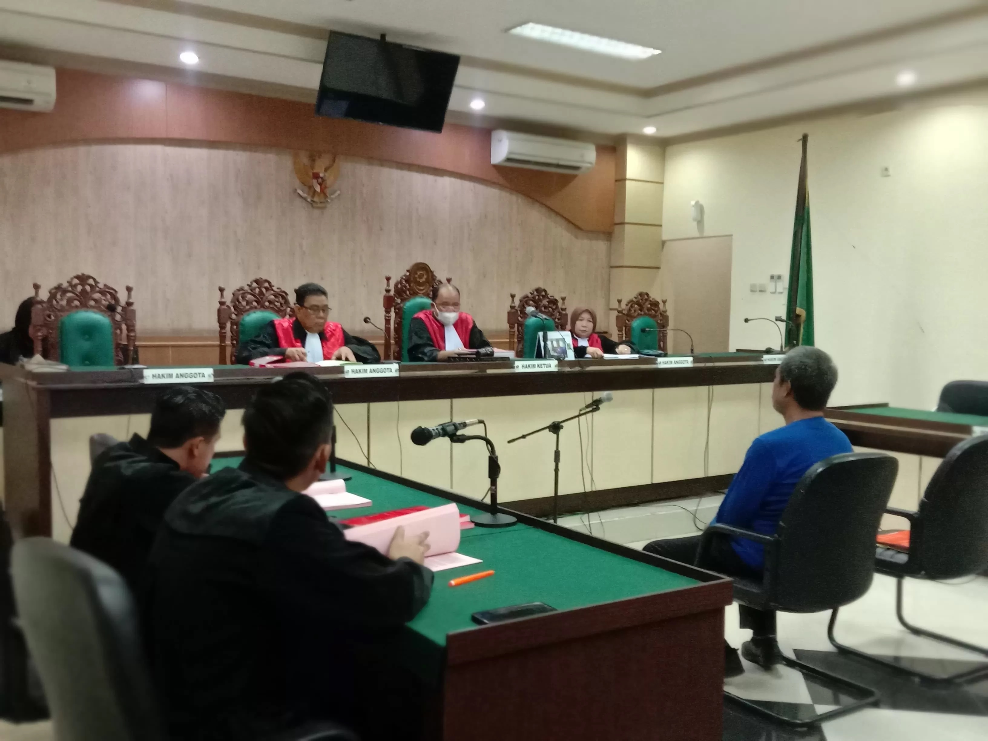 DENGARKAN TUNTUTAN: Terdakwa perkara korupsi pembangunan Gedung Laboratorium dan Pelayanan Publik BBPOM Banjarmasin di Banjarbaru, Heri Sukatno didudukan di meja hijau persidangan (FOTO: M OSCAR FRABY