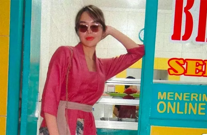 Amanda Manopo pose di depan Warteg (Instagram/@amandamanopo)