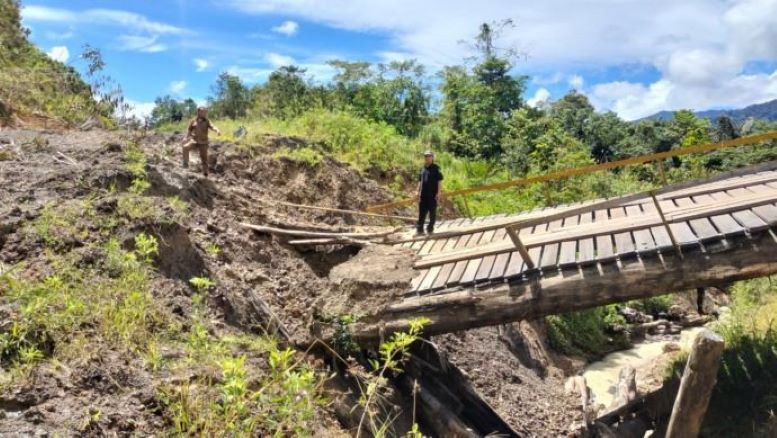 Transportasi di perbatasan khususnya Krayan yang masih jauh dari mantap. Di Krayan, minim dokter yang mau ditempatkan di sini.