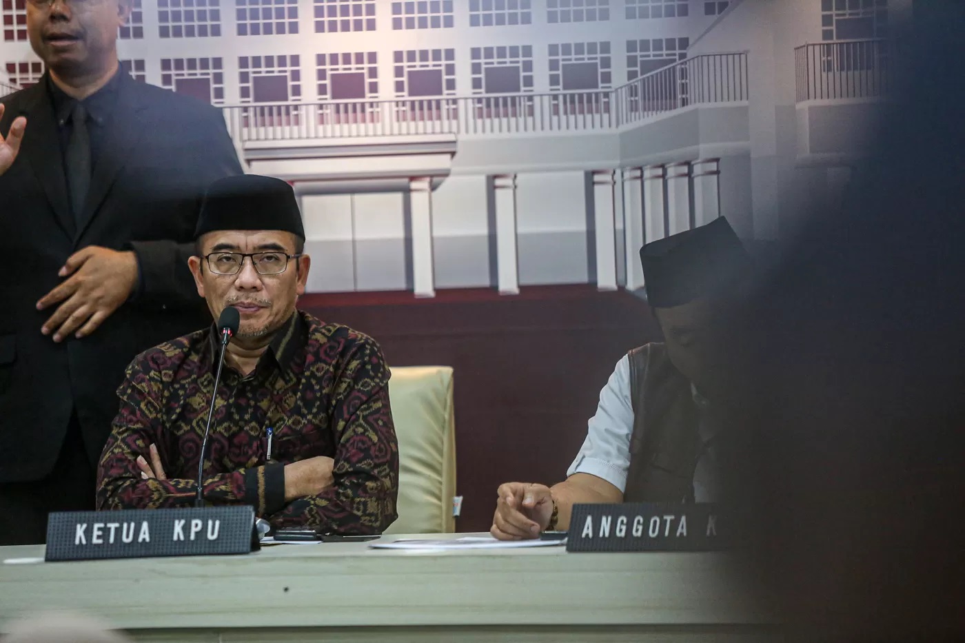 Ketua KPU Hasyim Asy&rsquo;ari (tengah) didampingi Anggota memberikan keterangan pers.