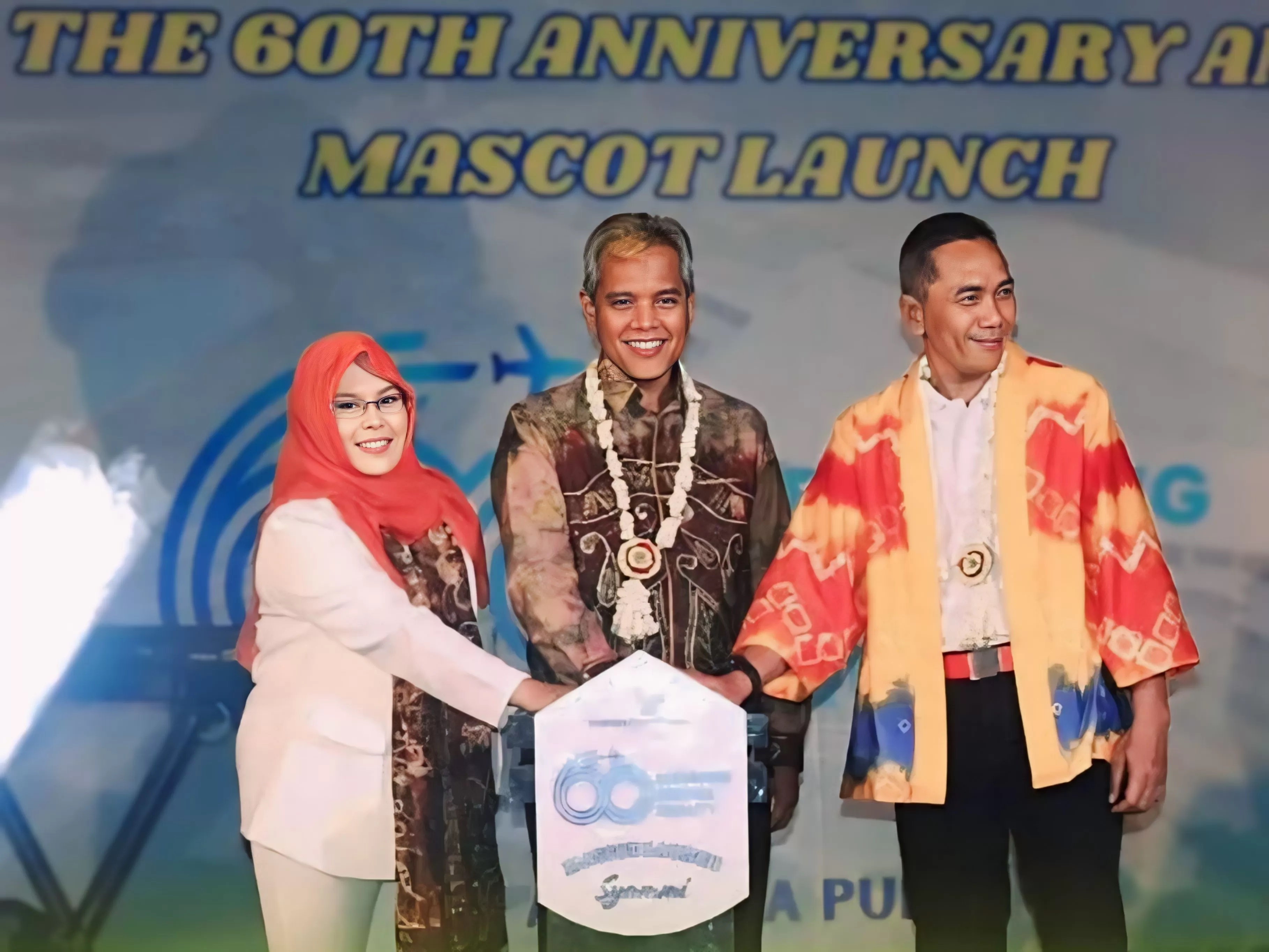LAUNCHING: GM Bandara Internasional Syamsuddin Noor, Donny Subardono bersama Sekda Kota Banjarbaru, Said Abdullah meluncurkan maskot bandara bernama Syammi, Jumat (23/2/2024) malam.(Foto: Fadlan Zakir