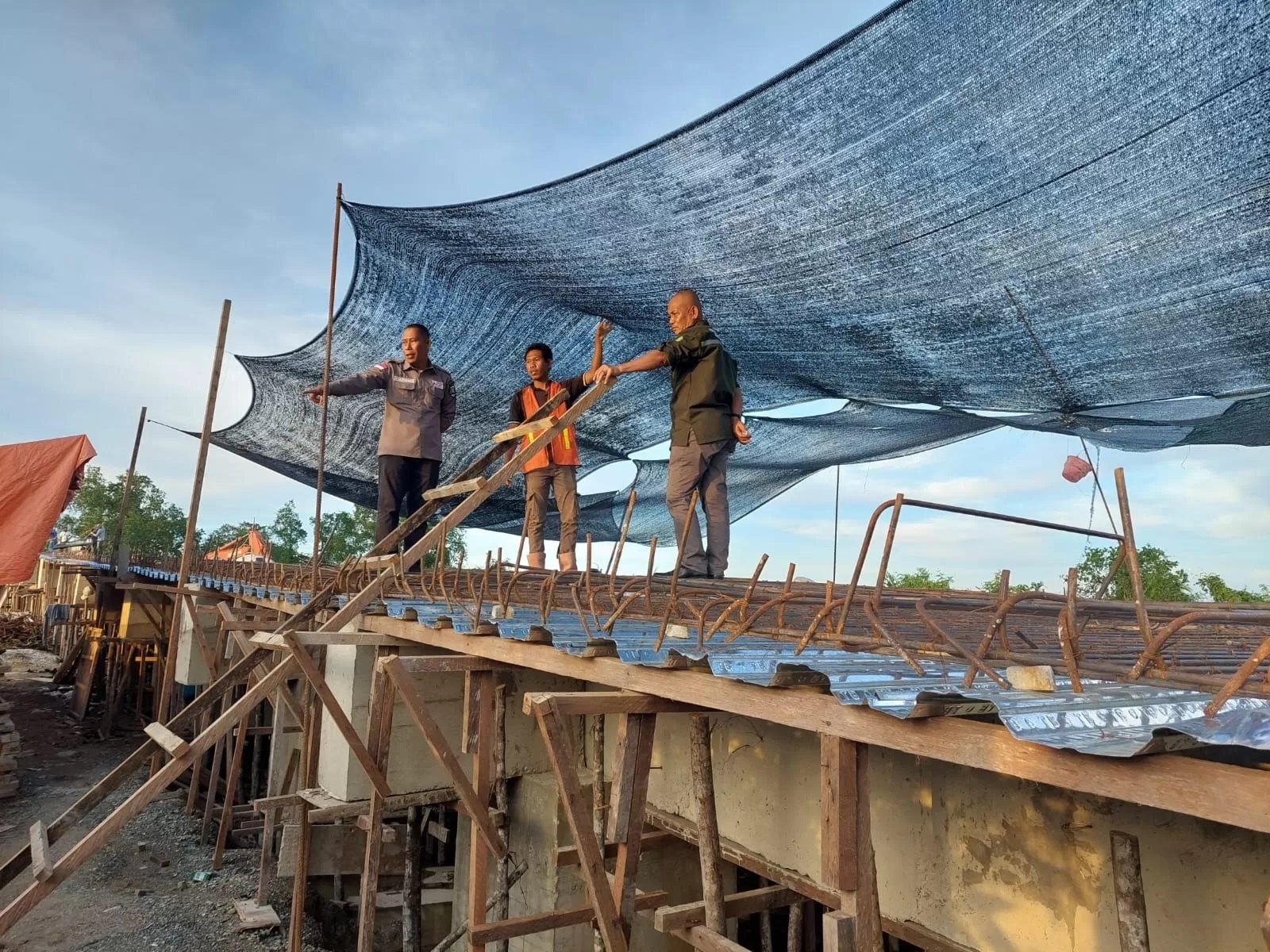 Tampak Bupati saat meninjau proyek pembangunan 2023.