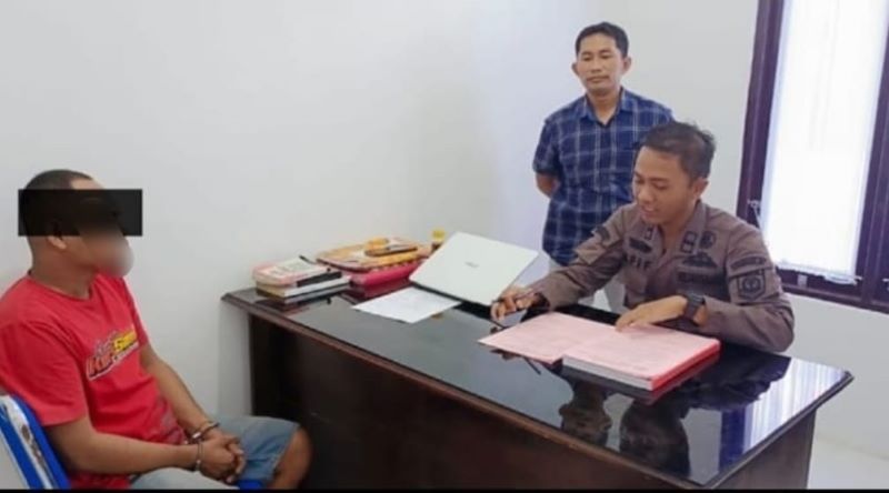 PROSES HUKUM: Tersangka penggelapan solar saat dilimpahkan ke kejaksaan Negeri Lamandau oleh Anggota Satreskrim Polres Lamandau.