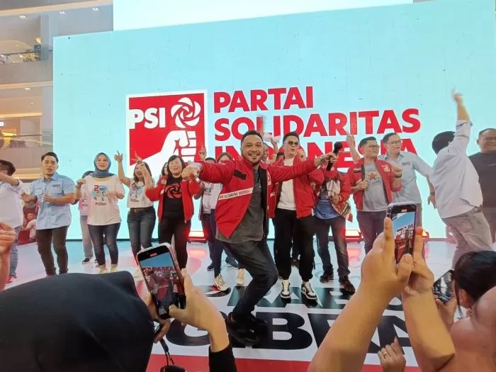 Giring flash mob bersama gen Z PSI di Pakuwon Surabaya. (Dimas Nur/JawaPos.com)