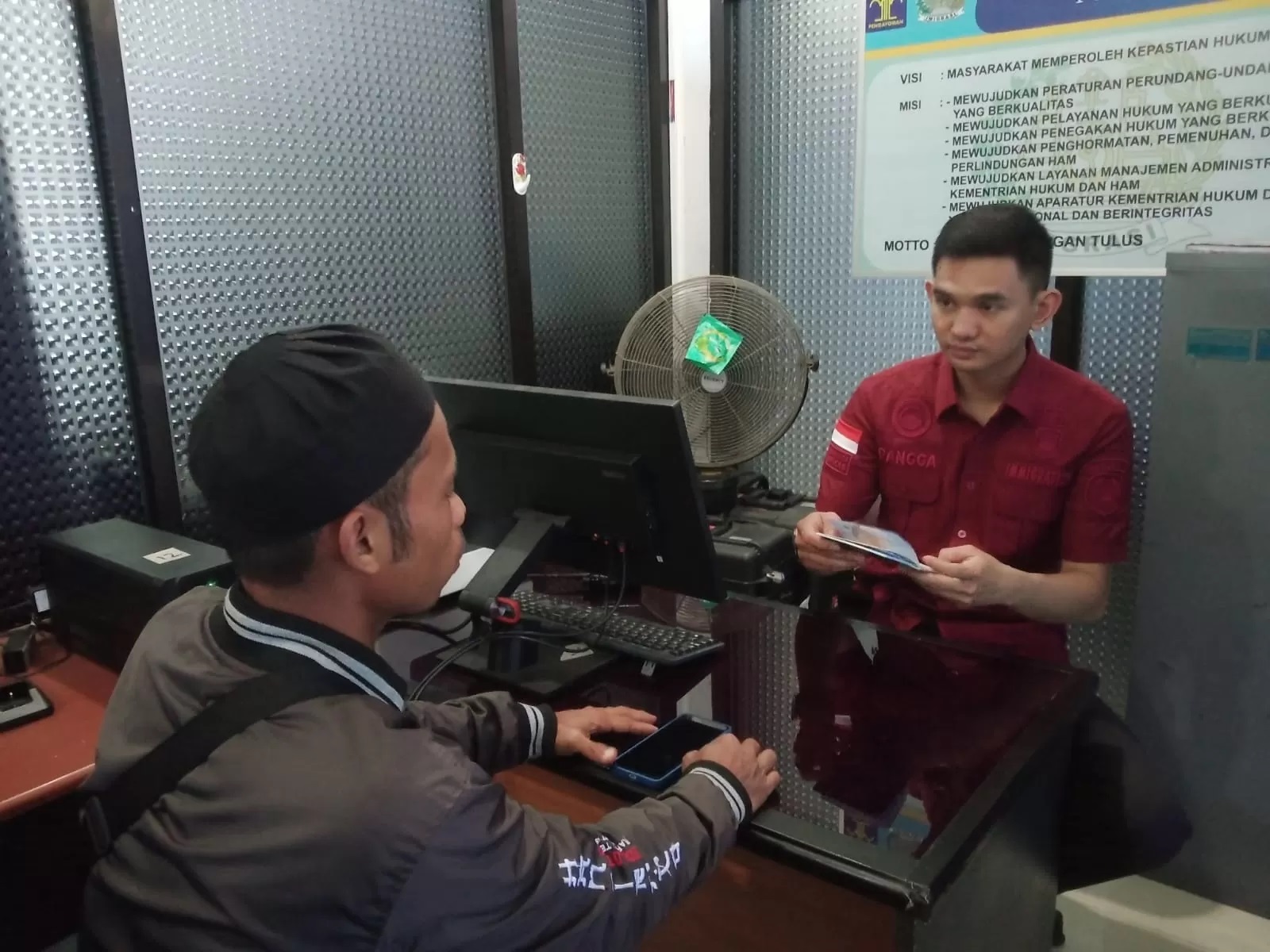 WAWANCARA: Imigrasi memperketat pemeriksaan pemohon paspor di Nunukan. FOTO: DOK IMIGRASI NUNUKAN