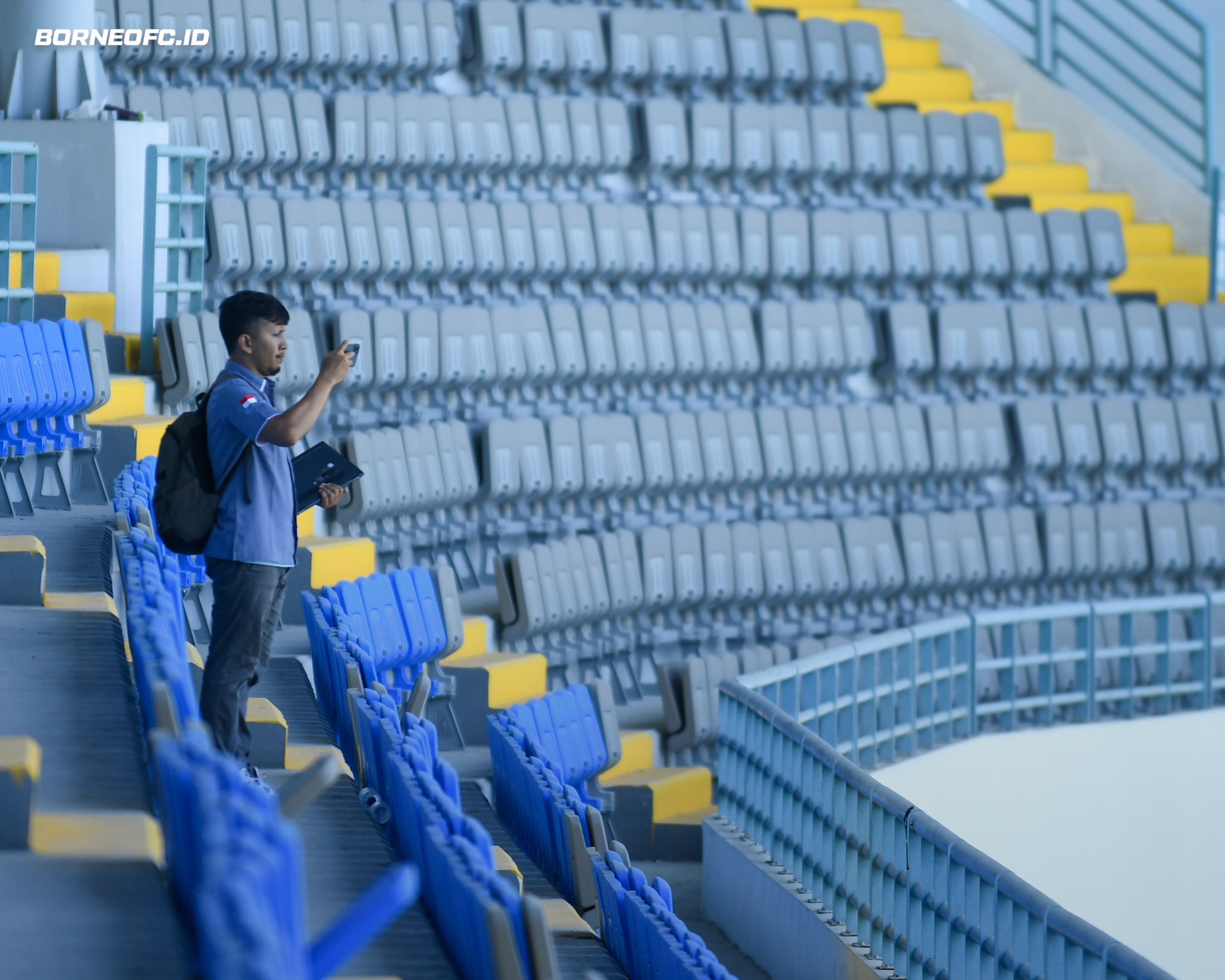 DITINJAU: Tim dari PT LIB melakukan inspeksi di Stadion Batakan, Balikpapan.&nbsp;FOTO: BORNEO FC