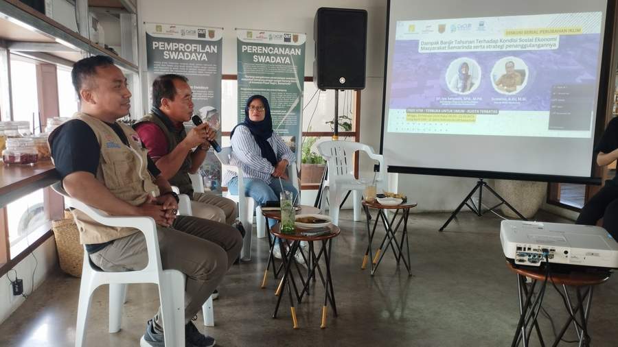 BERBAGI INFORMASI: Suwarso (tengah) bersama Iya Setyasih (kanan) membahas dampak banjir bagi perekonomian di Samarinda dalam agenda diskusi serial perubahan iklim garapan CeCUR di Long April.