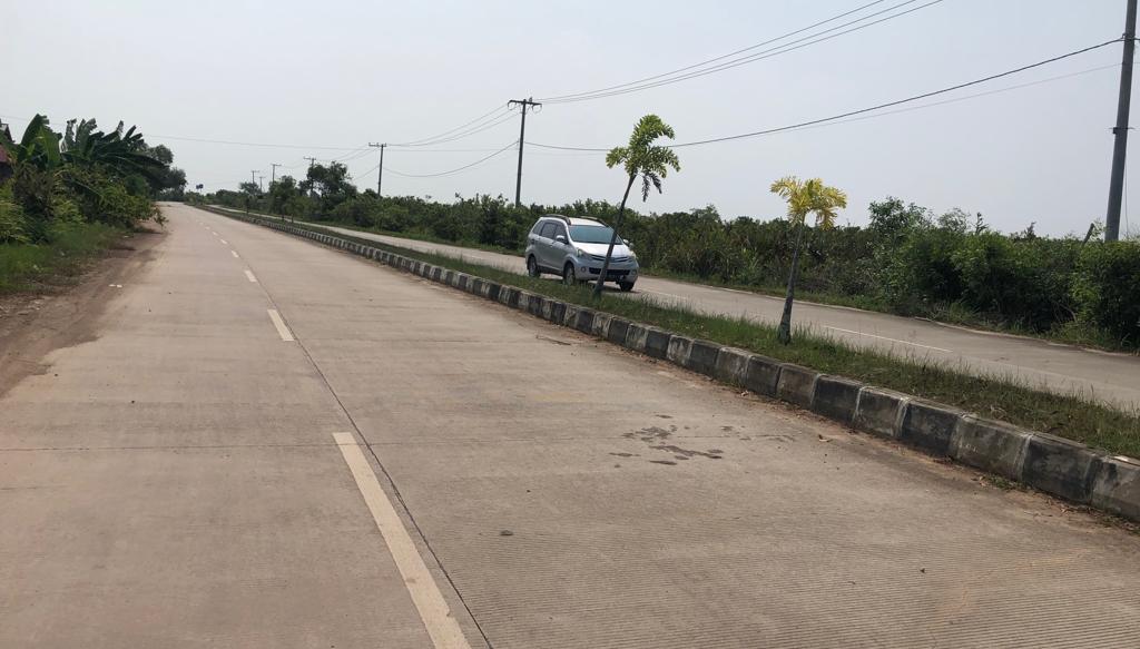 TITIK RAWAN: Jalan arah Pantai Kenyamukan, Kutim, belum dilengkapi penerangan jalan umum. (Khaidir/Kp)