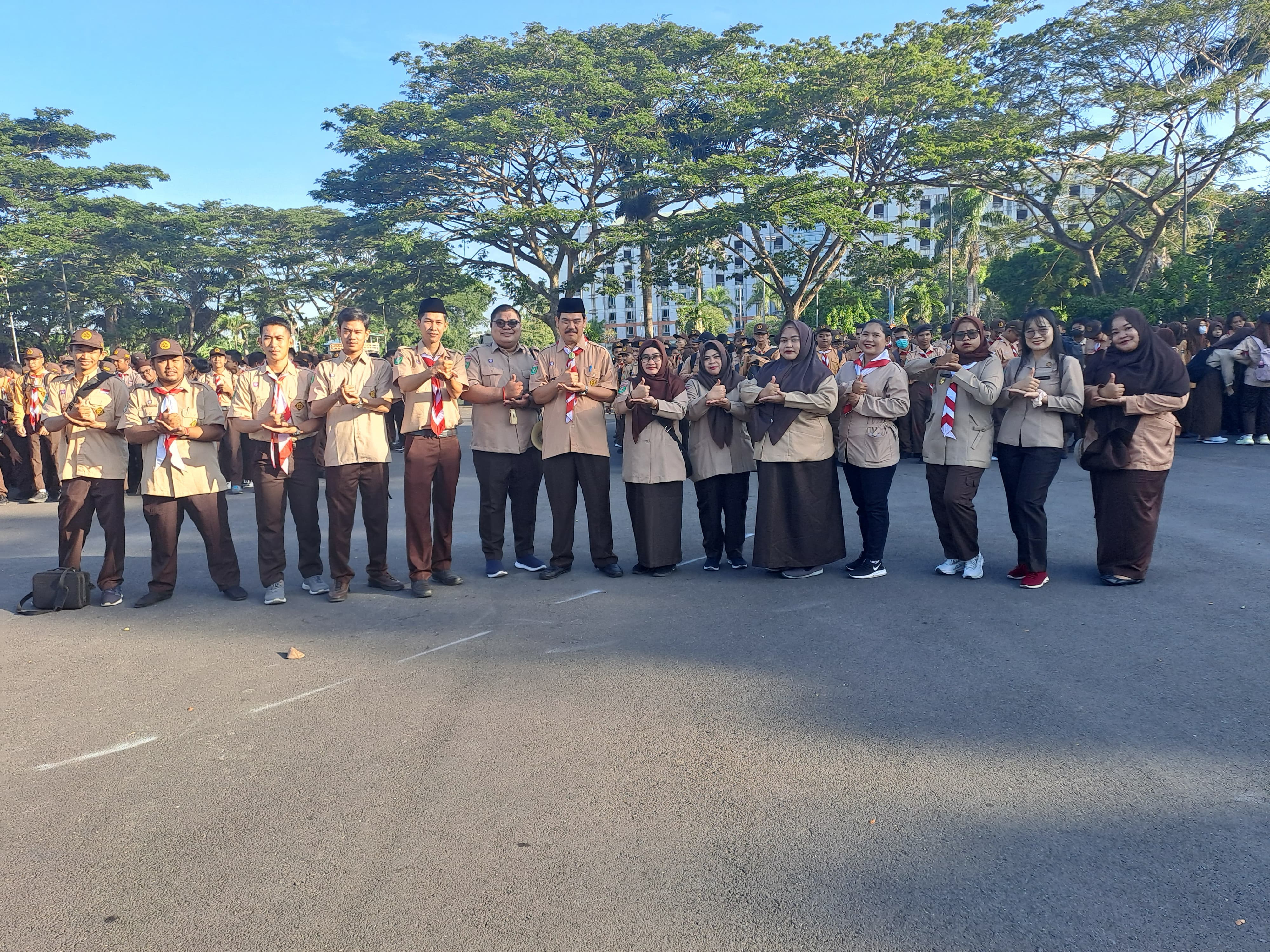 PRAMUKA: Kepala SMK 7 Samarinda, Anda Supanda (tengah) bersama dewan guru dan siswa pada Sabtu (24/2).