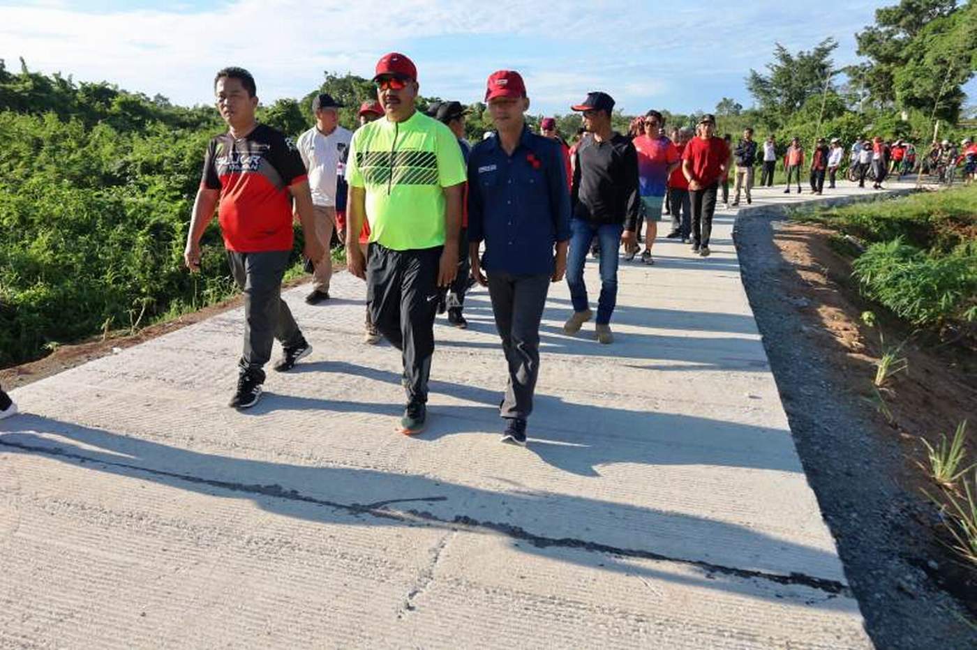 DITUNGGU-TUNGGU: Bupati Kukar Edi Damansyah bersama sejumlah stakeholder memastikan Jalan Guntung Batin telah mulus.