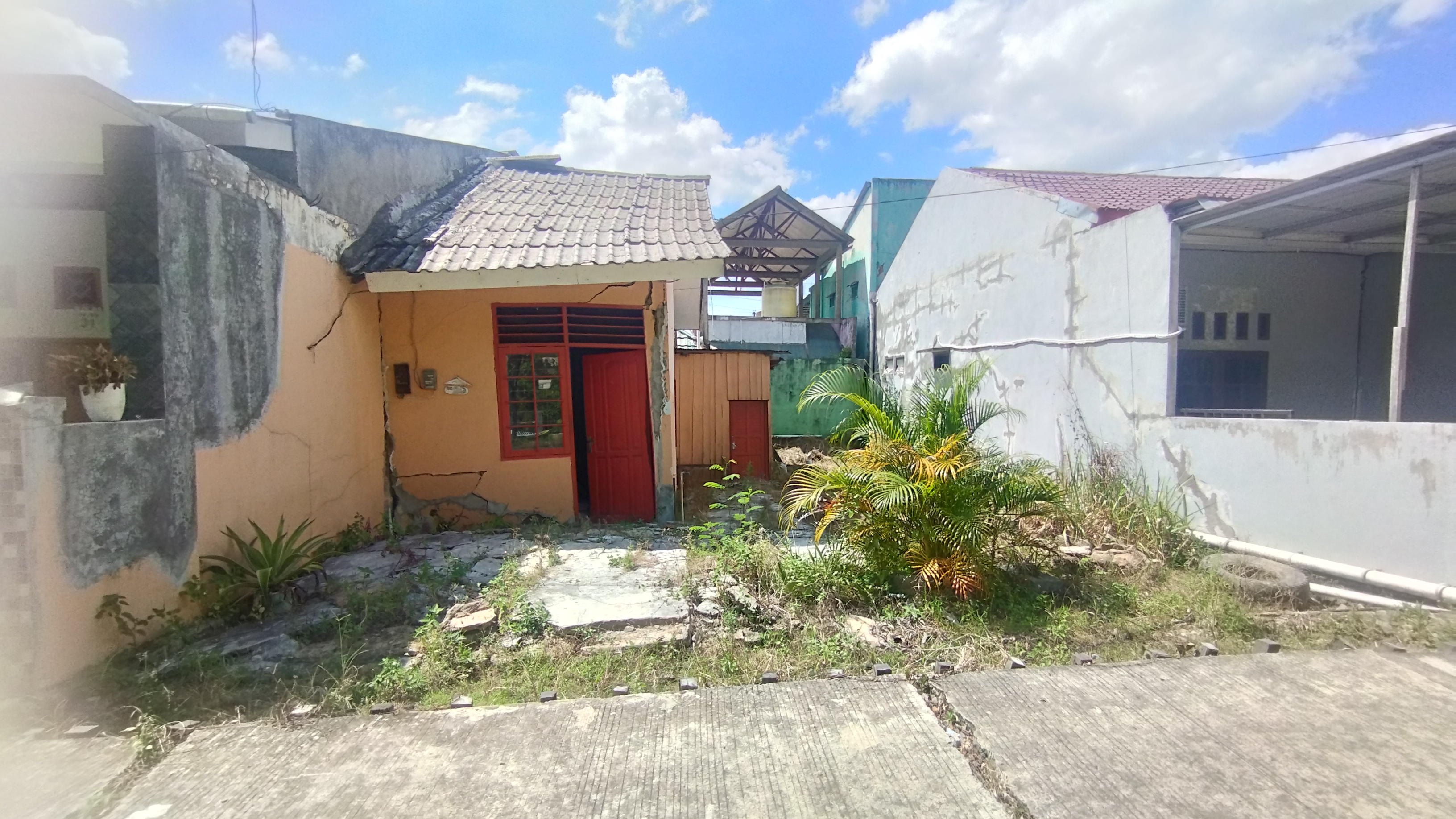 TANPA AKTIVITAS: Kondisi area longsor di RT 20, Perumahan Keledang Mas Baru sepi karena ditinggal mengungsi warga, Minggu (25/2).