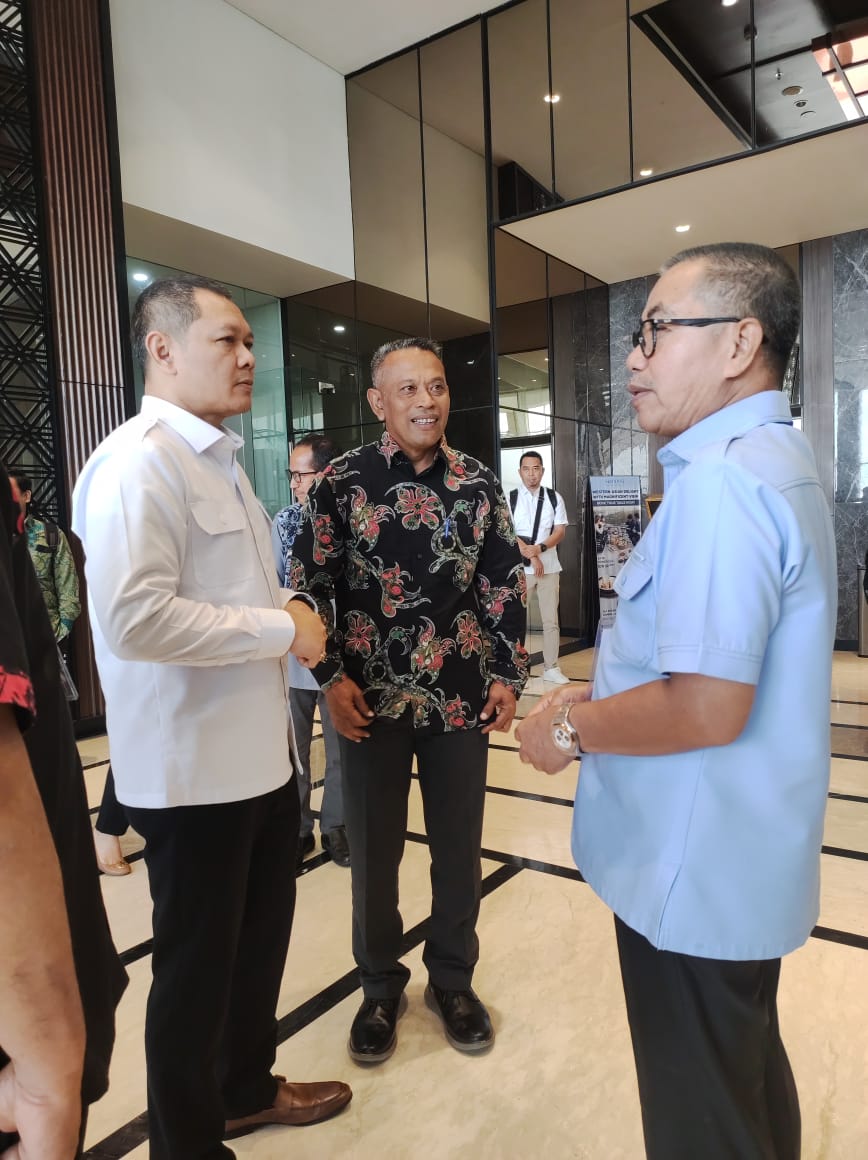 KOORDINASI: Ketua KONI Kaltim Rusdiansyah Aras (kanan) berbincang dengan Bupati Paser Fahmi Fadli (kiri) serta Ketua KONI Paser Katsul Wijaya di sela-sela raker KONI Kaltim, Sabtu (24/2).