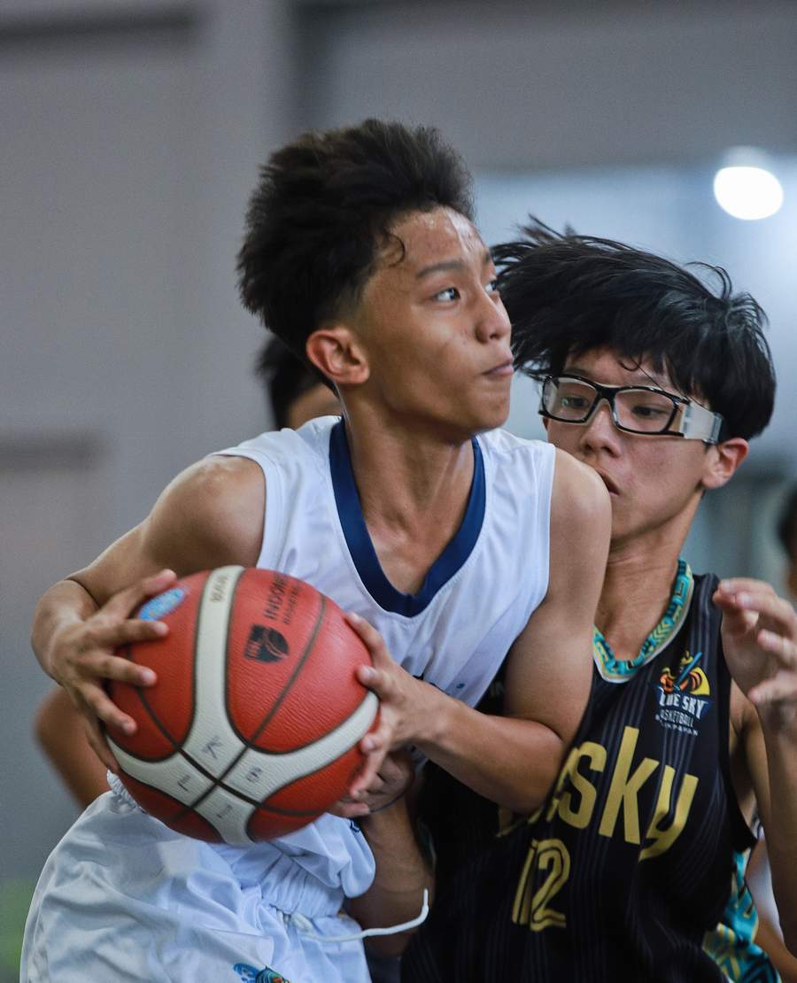 KETAT: Pemain Bluefin (putih) mencoba melewati adangan pemain Blue Sky.