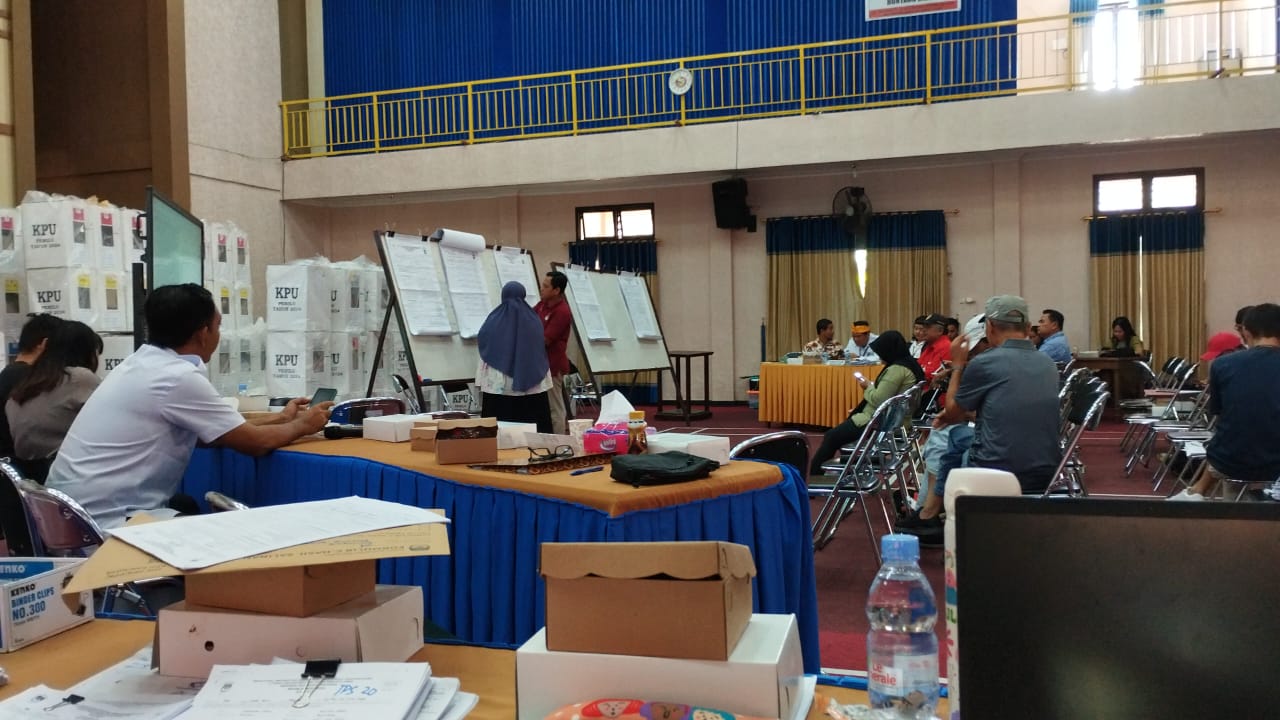 DIHITUNG: Perekapan hasil Pileg 2024 masih dilakukan di tingkat kecamatan. ADHIEL KUNDARA