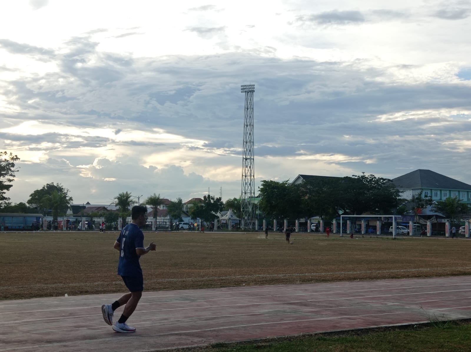 GANTI: Lampu Stadion Bessai Berinta bakal dirombak tahun ini karena kualitasnya sudah menurun.&nbsp;ADIEL KUNDHARA/KP