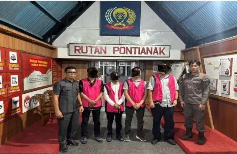 Tim Penyidik Kejati Kalbar menyerahkan tersangka kasus pekerjaan renovasi kawasan Waterfront Sambas kepada Kejari Sambas untuk dilimpahkan ke Pengadilan. (IST)