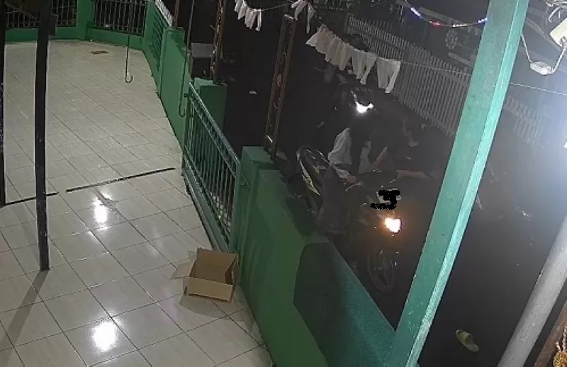 Tangkapan Layar video diduga aksi penganiayaan dan perampasan terjadi di Kota Banjarmasin, di depan Langgar Muta