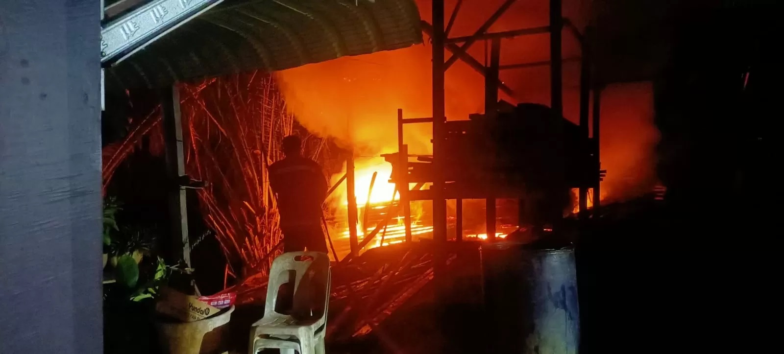 MEMADAMKAN API: Petugas damkar saat sedang memadamkan api yang membakar gudang kayu di Sei Bilal, Minggu (25/2) dini hari. FOTO: DOK DISDAMKAR NUNUKAN