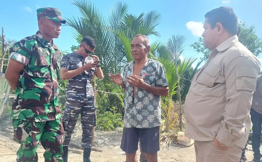 Petugas berdiskusi dengan salah satu pemilik tambak di Kampung Tias, Desa Tanjung Buka, Kecamatan Tanjung Palas Tengah, Bulungan.