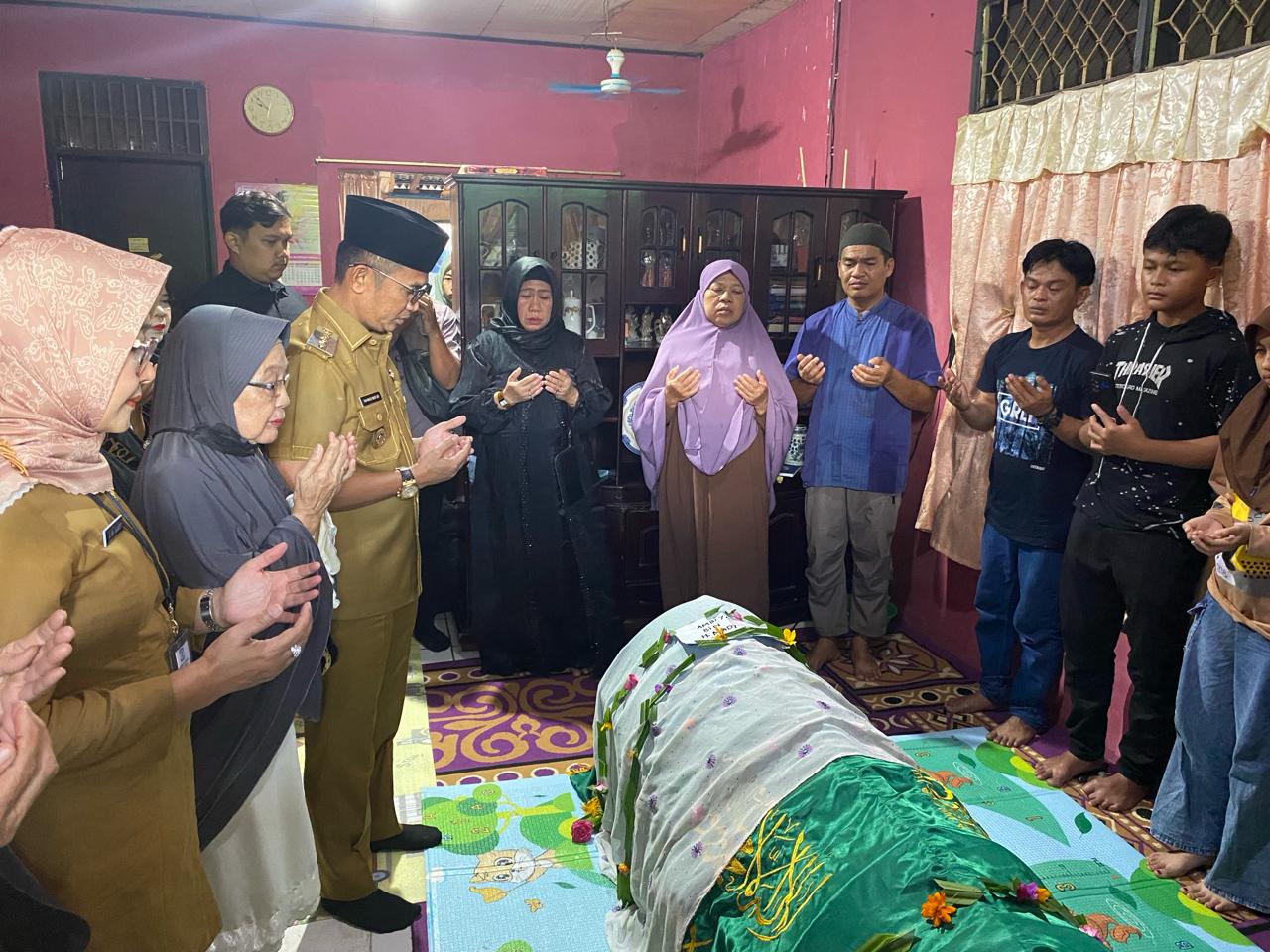 Wali Kota Balikpapan Rahmad Masud melayat ke rumah duka petugas KPPS yang meninggal, Selasa (27/2/2024) pagi.