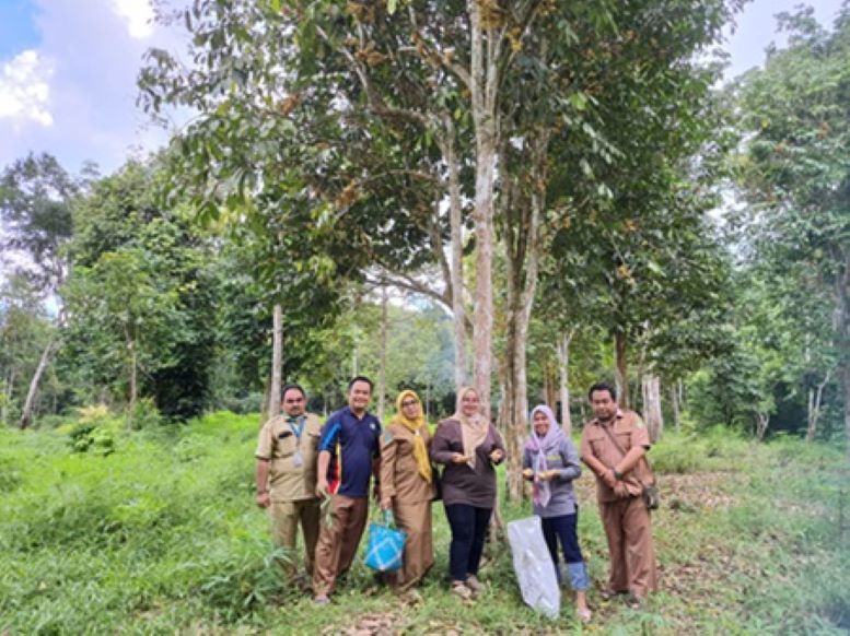 BERKUNJUNG : Wabup Kotim Irawati, Ketua IBI Kotim dan Direktur Radar Sampit Siti Fauziah berfoto bersama Owner Linusa Garden saat berkunjung panen buah langsat di Kelurahan Kotabesi Hulu.