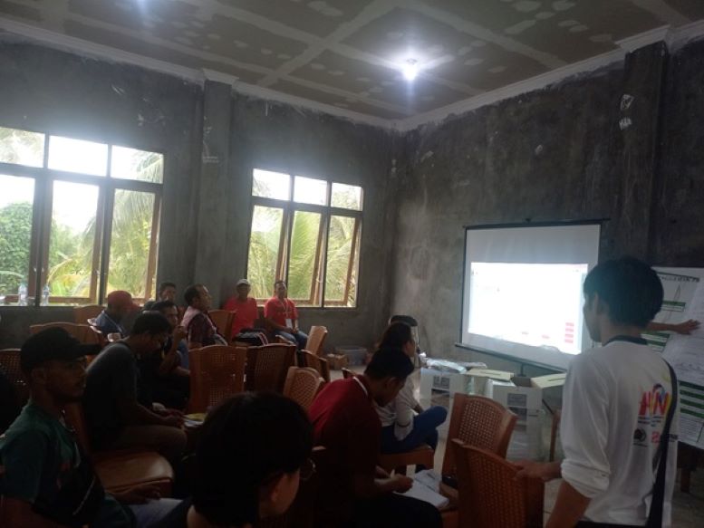 HITUNG SUARA: Pelaksanaan rekapitulasi perhitungan suara di tingkat Kecamatan Seruyan Hilir, belum lama tadi. (M.Rifani/Radar Sampit)