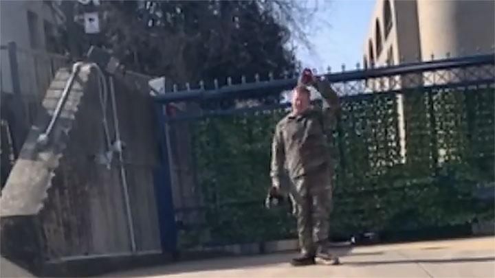 Aaron Bushnel menyiramkan bahan bakar ke badannya sebelum dia menyulut api. Sebelum meninggal Aaron berteriak Free Palestine. (IST)