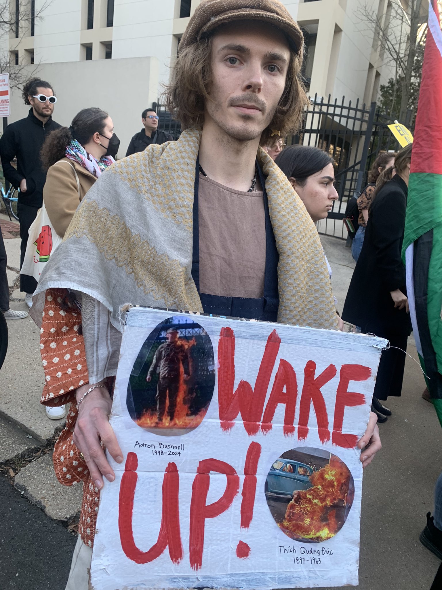 Demo warga AS terkait aksi bakar diri Aaron dan mendukung Palestina.