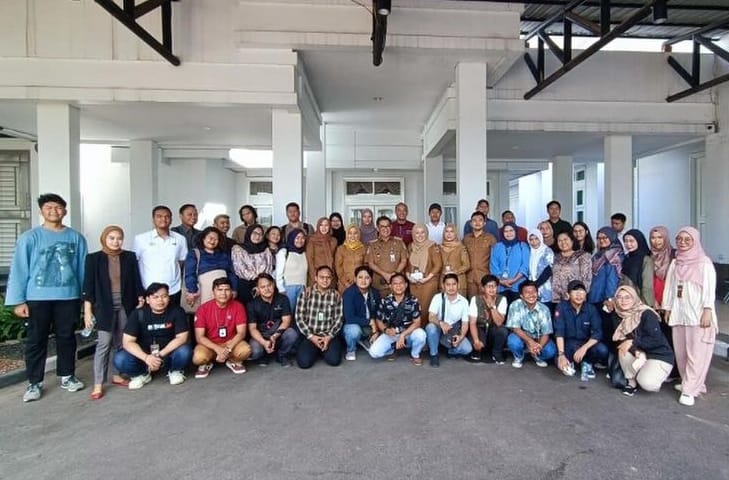 Pj Gubernur Kaltim foto bersama dengan wartawan usai coffe morning.