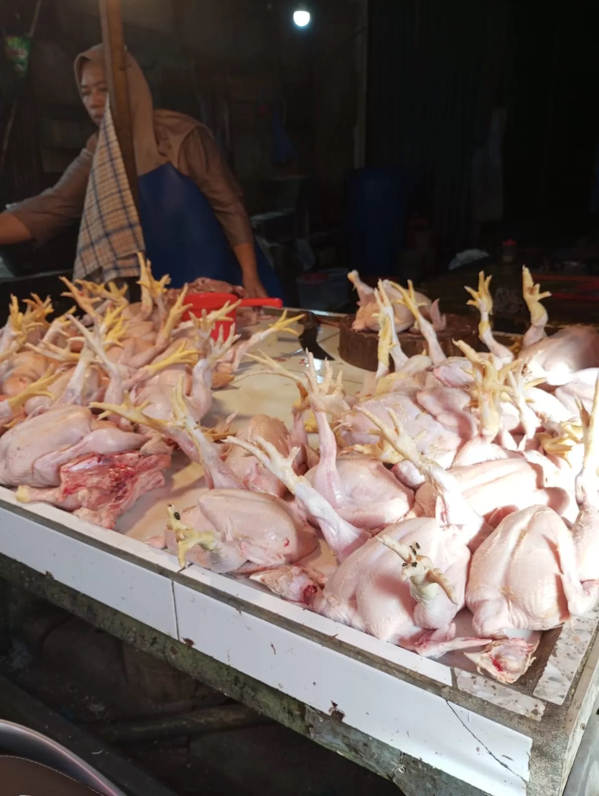 Harga ayam potong lokal di pasar Sepinggan Balikpapan yang berkisar Rp 55 ribu per ekor. Begitu&nbsp; juga harga beras yang masih melonjak membuat beberapa kebutuhan masyarakat ikut naik. (Roshan)