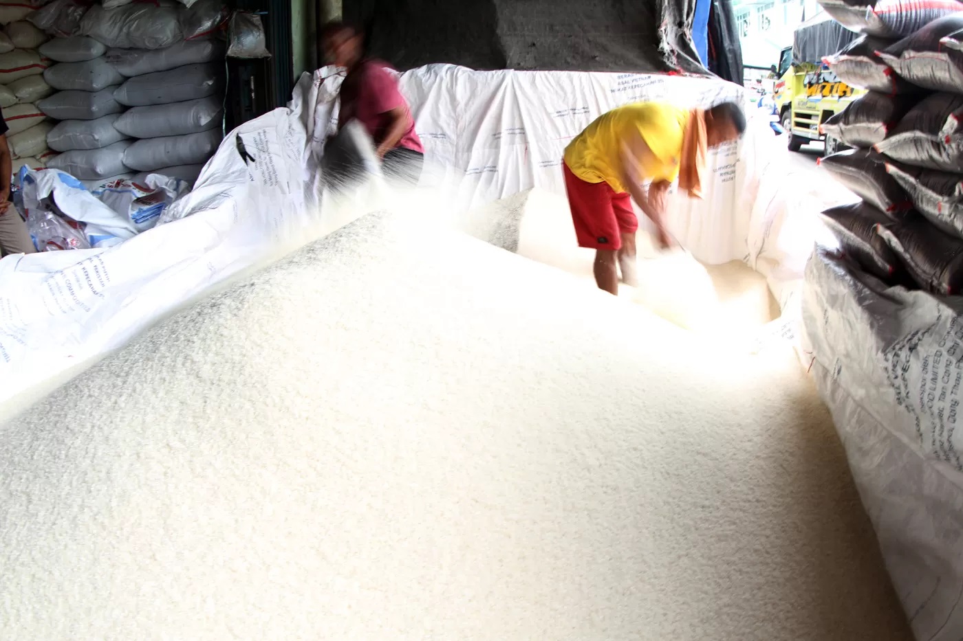 Pedagang saat mengecek kondisi beras di Pasar Induk Cipinang, Pisangan Timur, Pulo Gadung, Jakarta. (DERY RIDWANSAH/ JAWAPOS.COM)