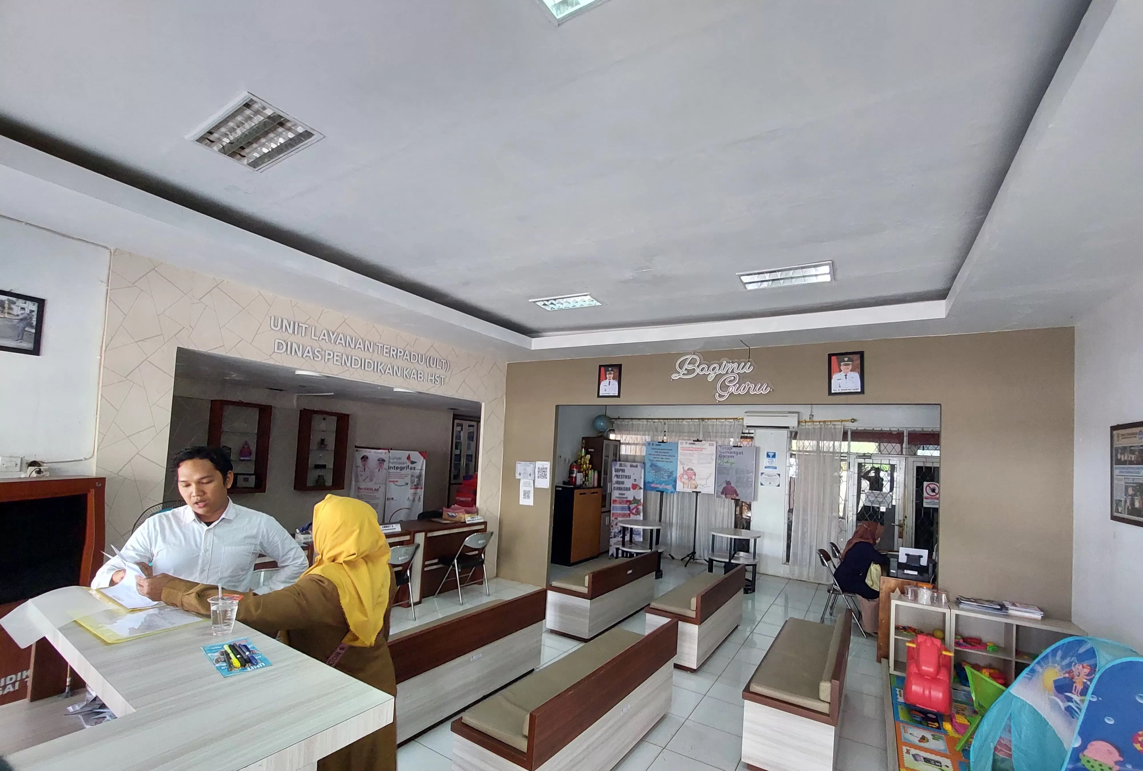 CEK BERKAS: Suasana ruang pendaftaran tenaga kontrak di Dinas Pendidikan Kabupaten Hulu Sungai Tengah (HST) Senin (26/2/2024).(Foto:Jamaluddin/Radar Banjarmasin)