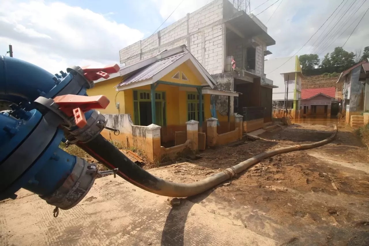 MASIH DIKAJI: DPU masih melakukan penyedotan untuk mengatasi genangan di permukiman warga di Kompleks GPA. (FOTO: ANGGI PRADITHA/KP)