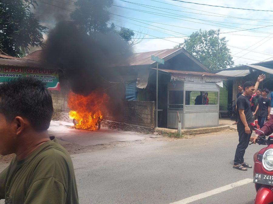 BERKOBAR:Sebuah motor milik santri terbakar di Jalan Mentri Empat, Kelurahan Keraton, Martapura, Senin (26/2/2024), Selasa (26/2/2024).(Foto:Sheilla Farazela/Radar Banjarmasin)